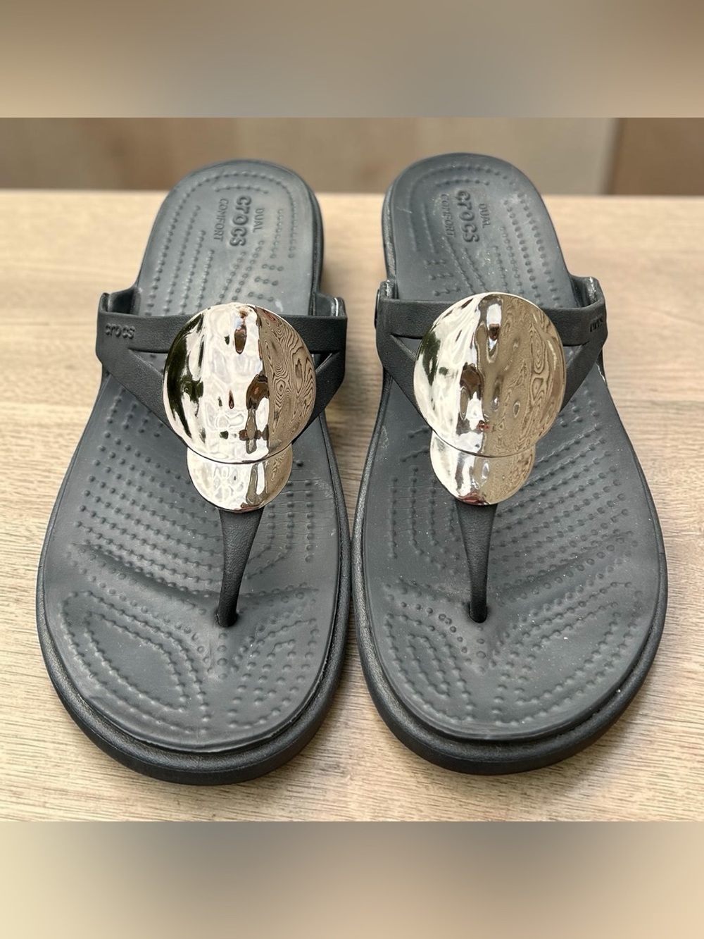 Crocs Sanrah Hammered Medallion Wedge Flip Flops size 8